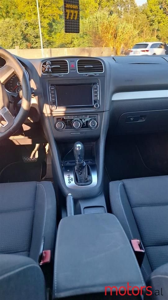 2011' Volkswagen Golf photo #5