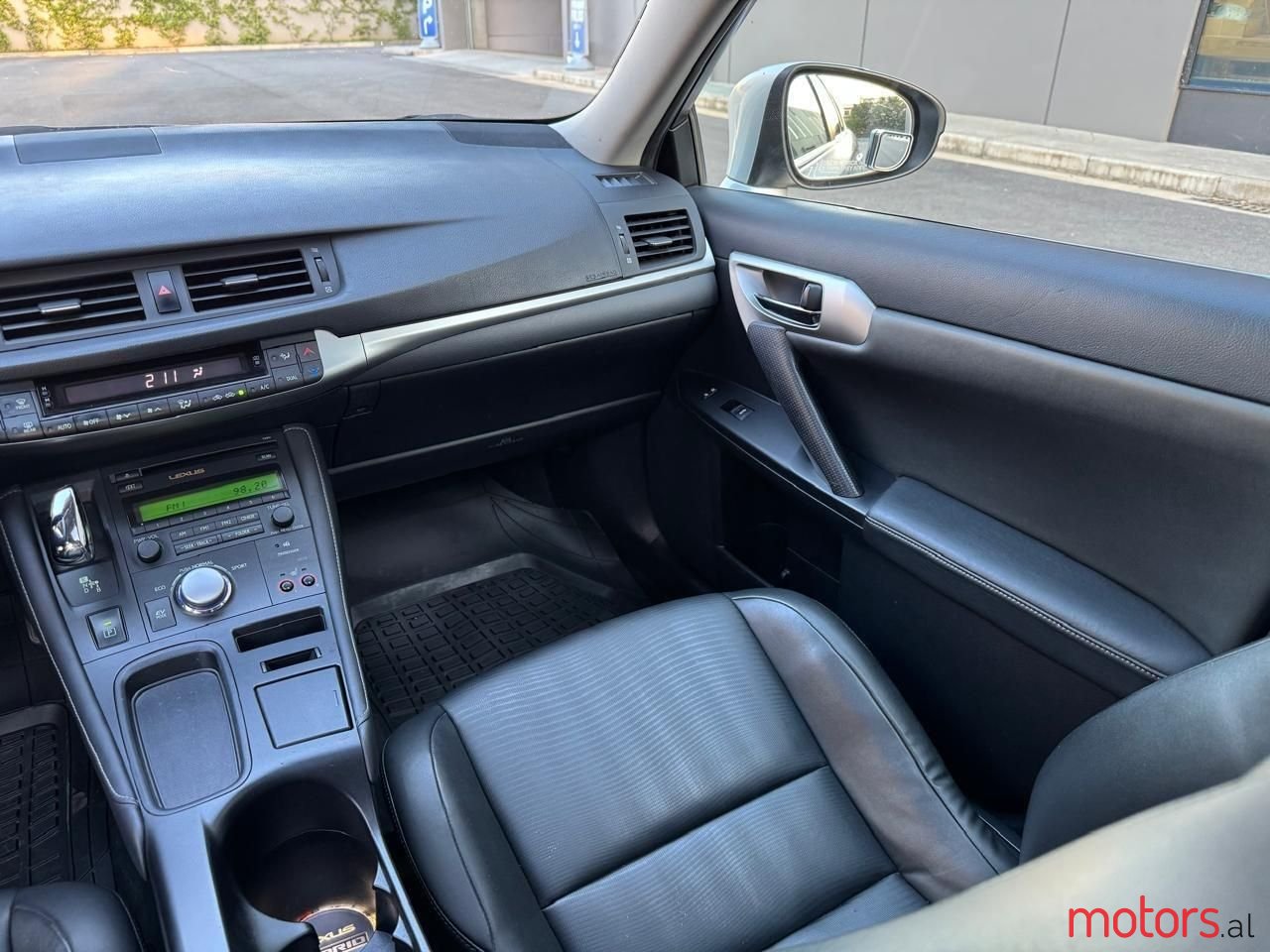 2011' Lexus CT 200h photo #5