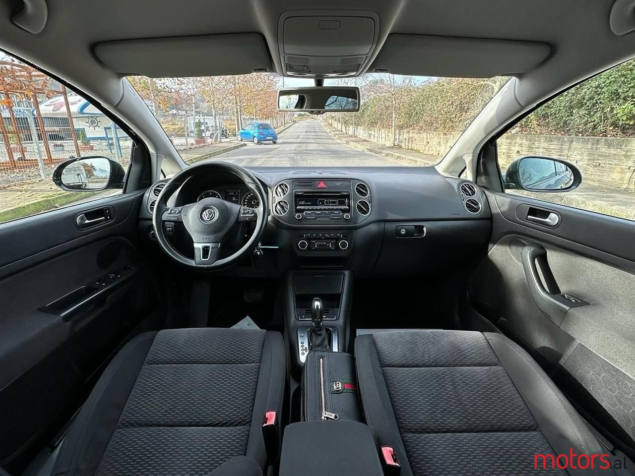 2011' Volkswagen Golf photo #2