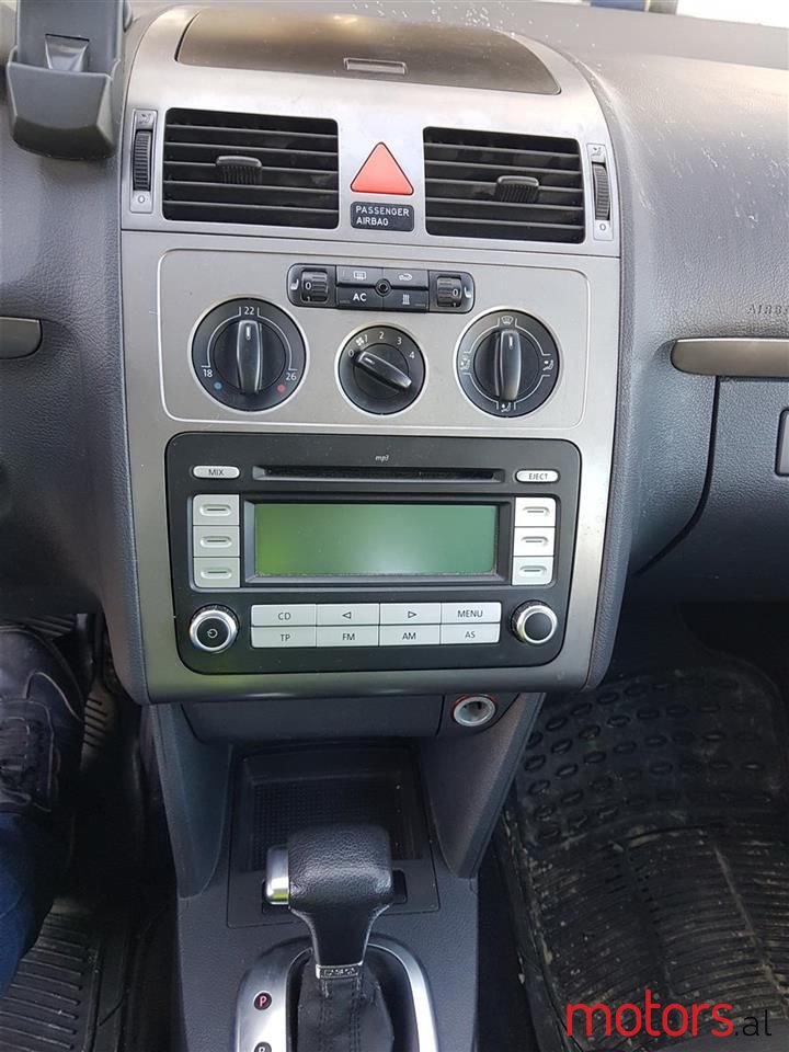 2008' Volkswagen Touran photo #6