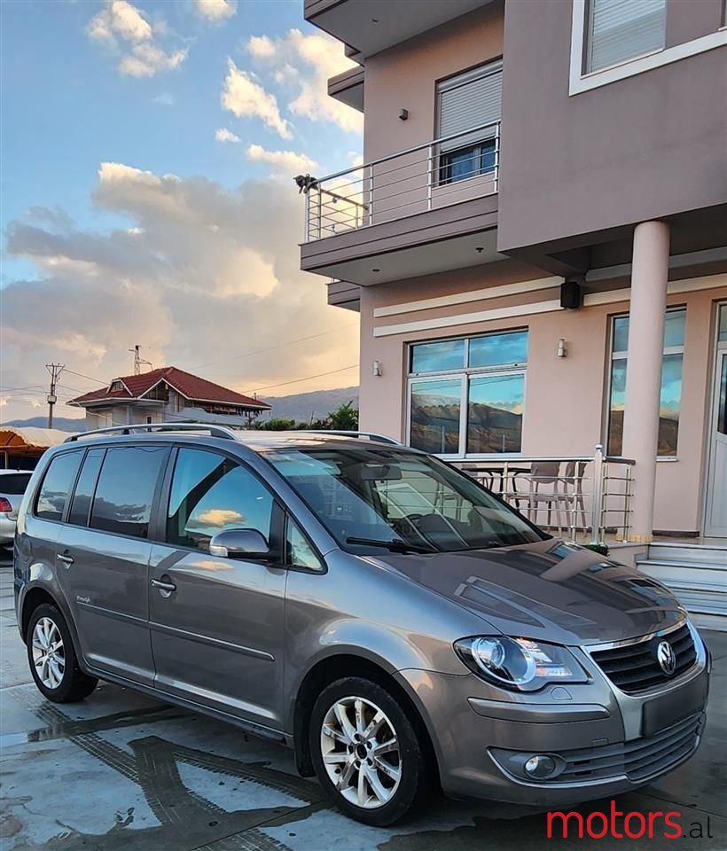 2010' Volkswagen Touran photo #6