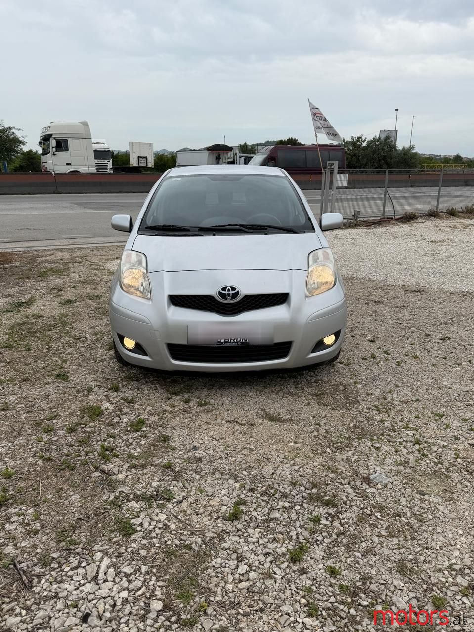 2011' Toyota Yaris photo #2