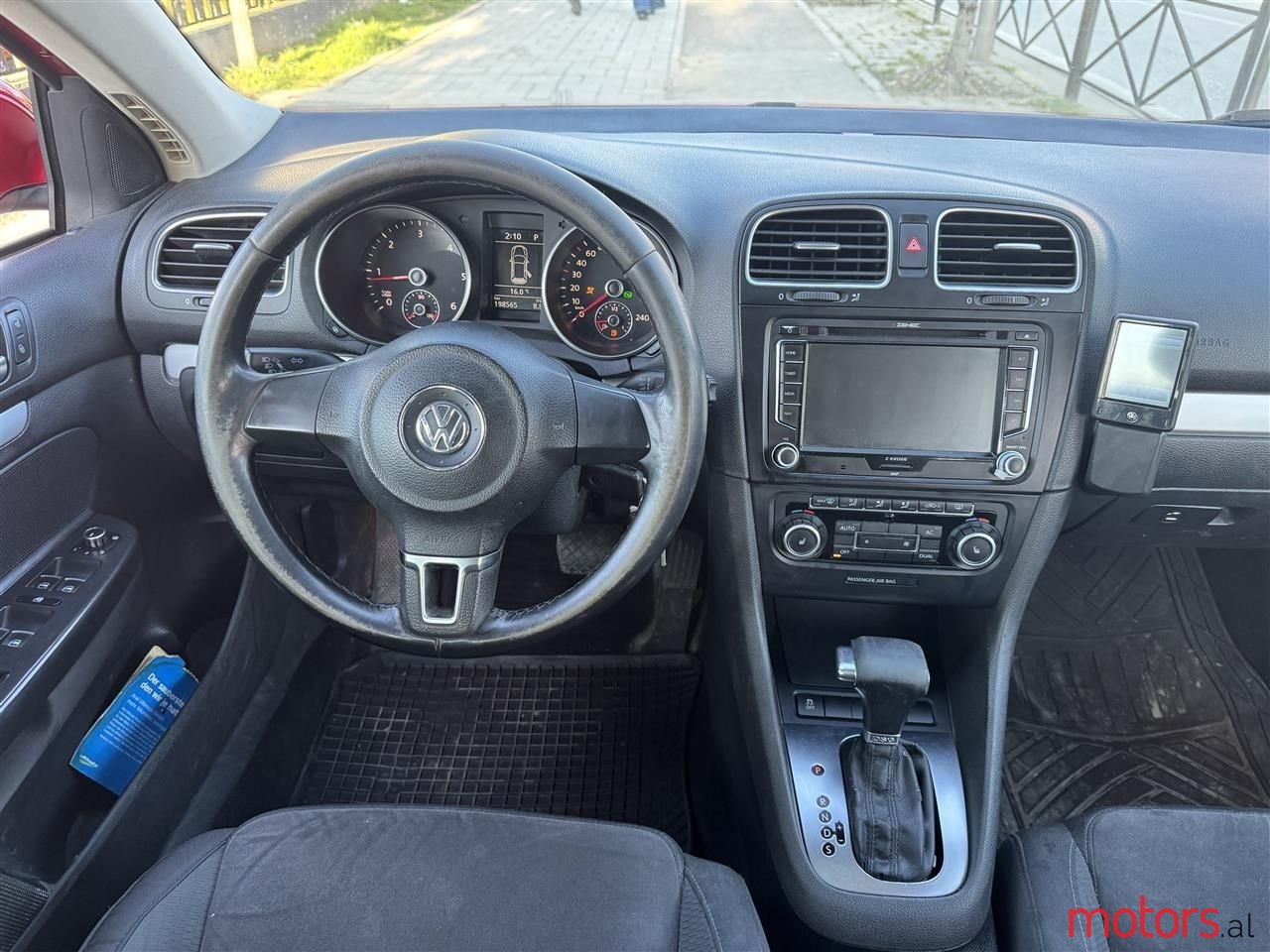 2011' Volkswagen Golf photo #3