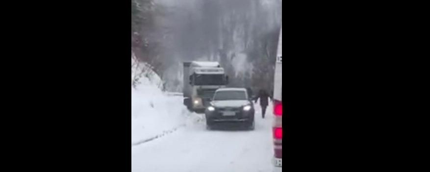 Momenti kur Audi Q7 nxjerr një kamion të bllokuar nga bora