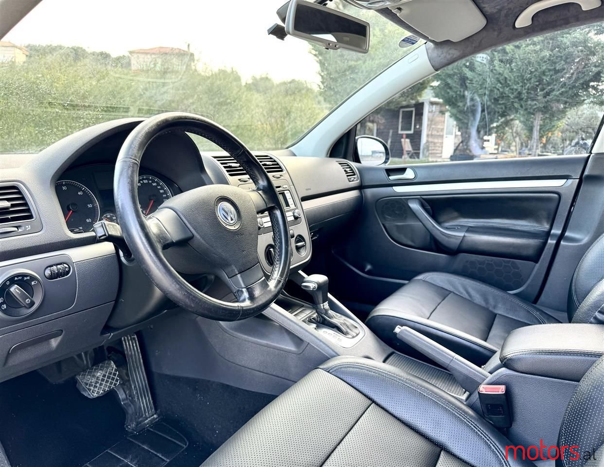 2009' Volkswagen Golf photo #2