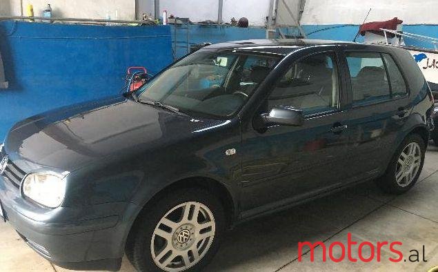 2002' Volkswagen Golf photo #1