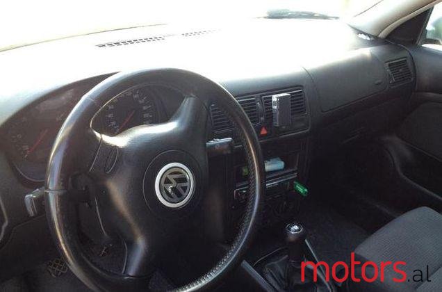 2002' Volkswagen Golf photo #2