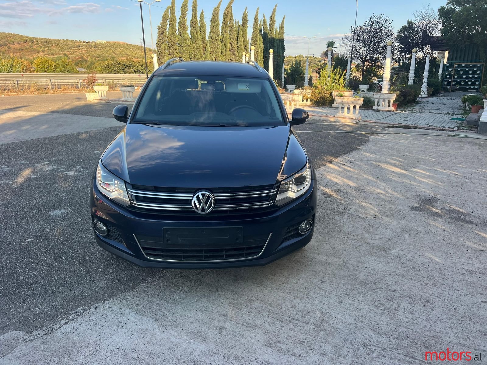 2015' Volkswagen Tiguan photo #2