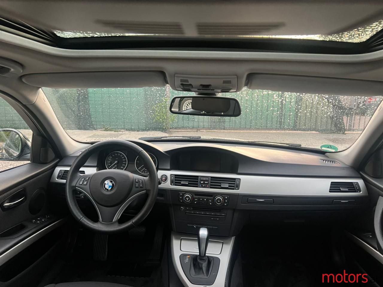 2011' BMW 318 photo #3