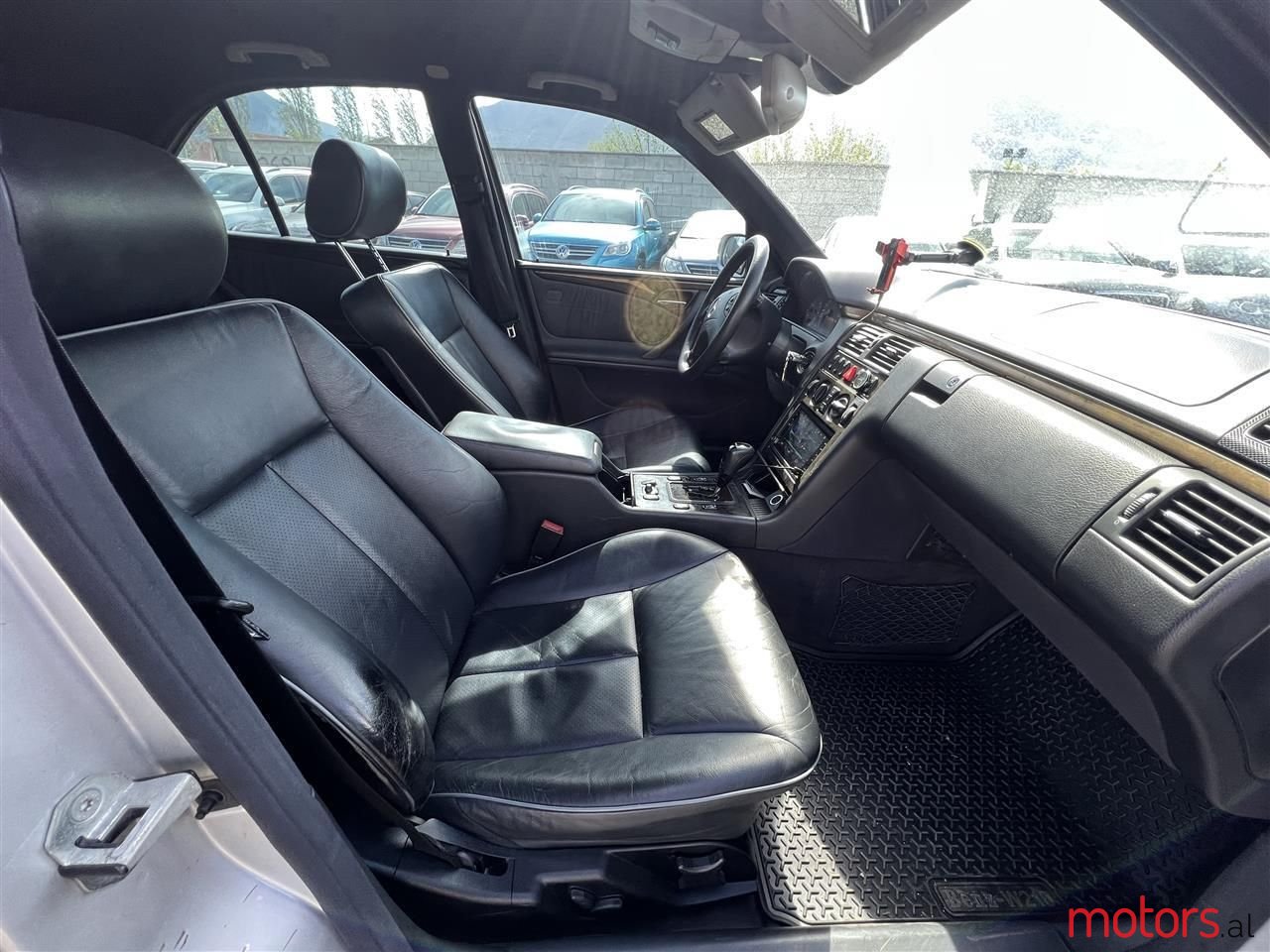 2000' Mercedes-Benz E 220 photo #5