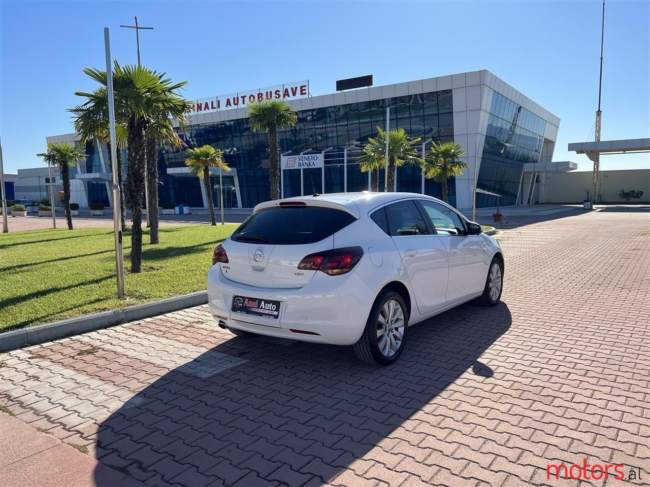 2012' Opel Astra photo #3
