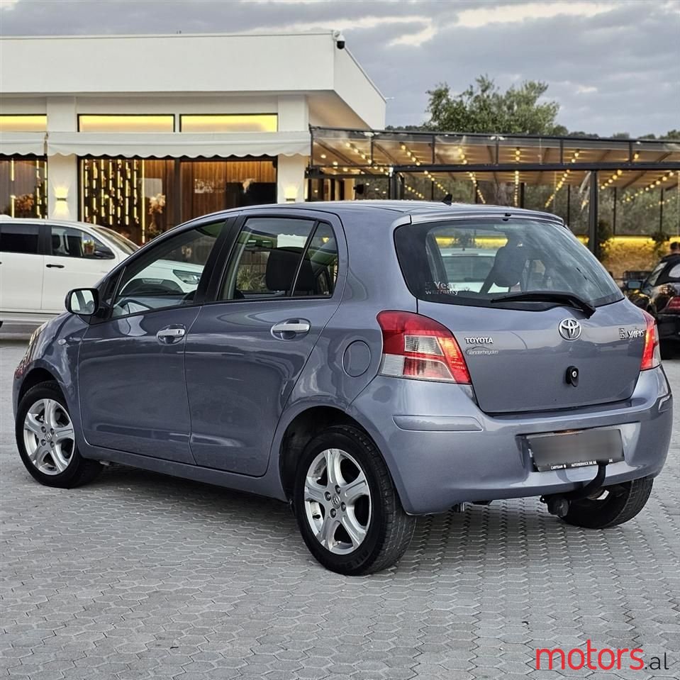 2011' Toyota Yaris photo #6
