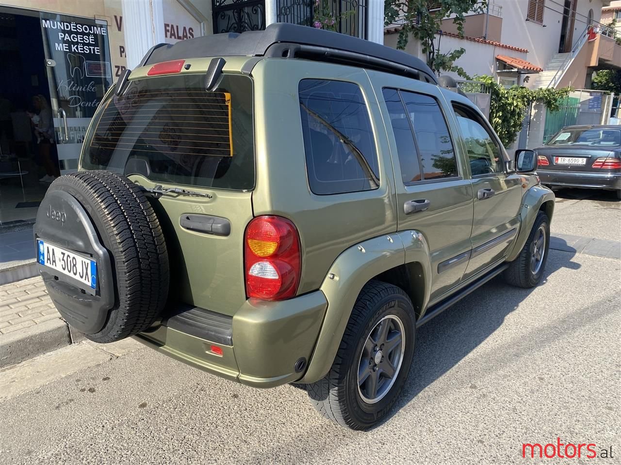 2004' Jeep Cherokee photo #3