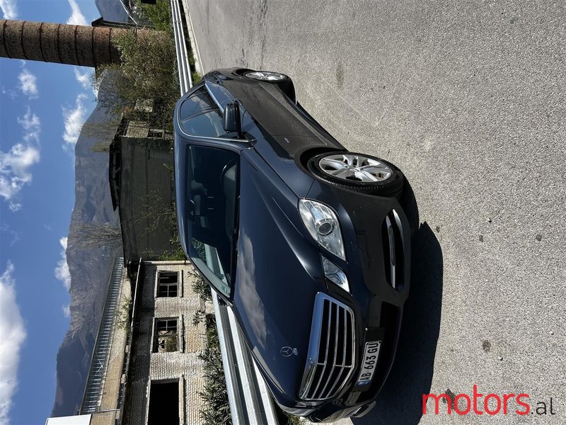 2011' Mercedes-Benz E 220 photo #2