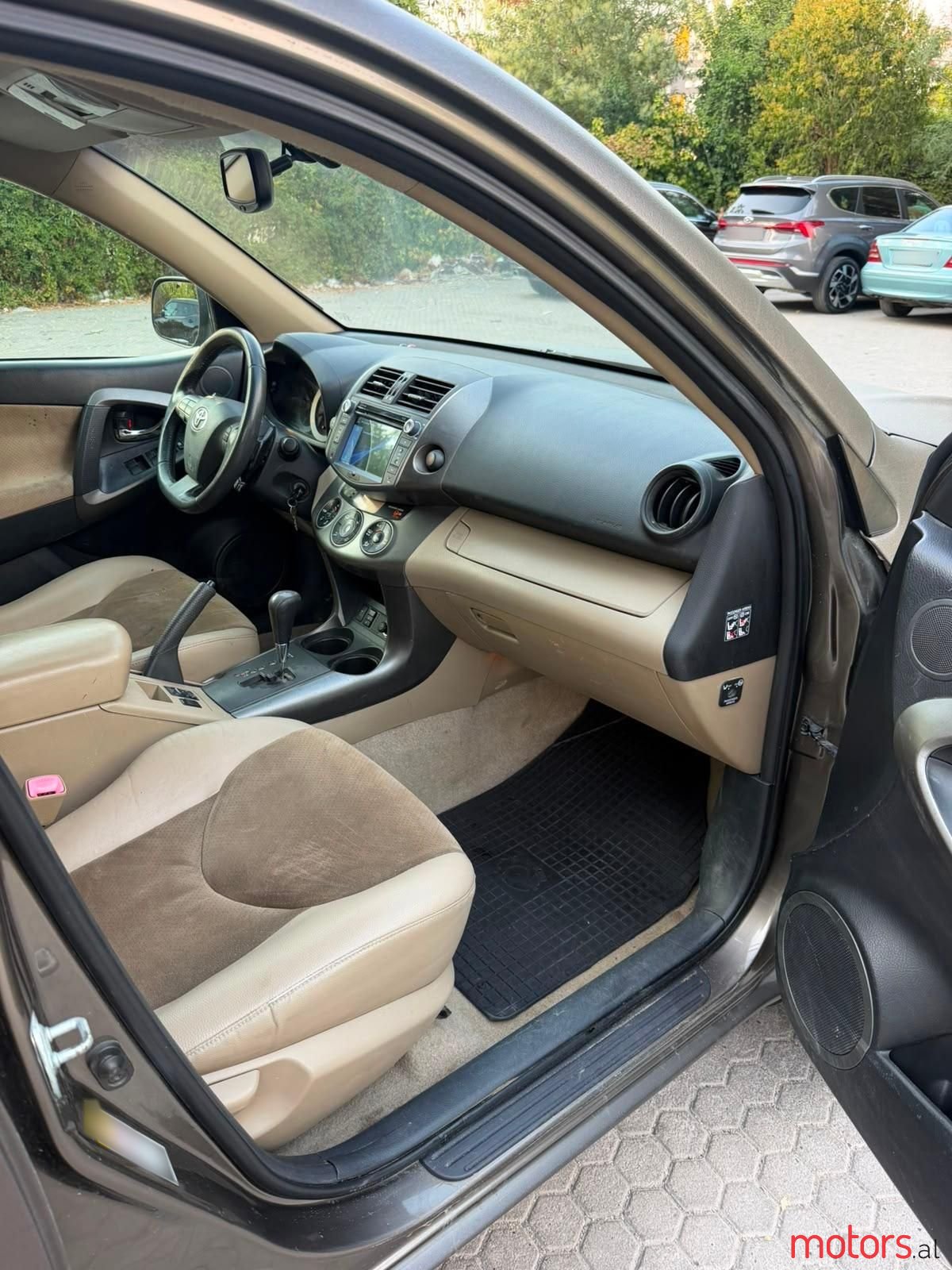 2011' Toyota RAV4 photo #2