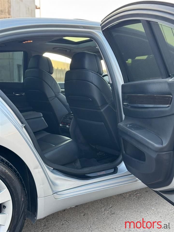 2011' BMW 730 photo #5