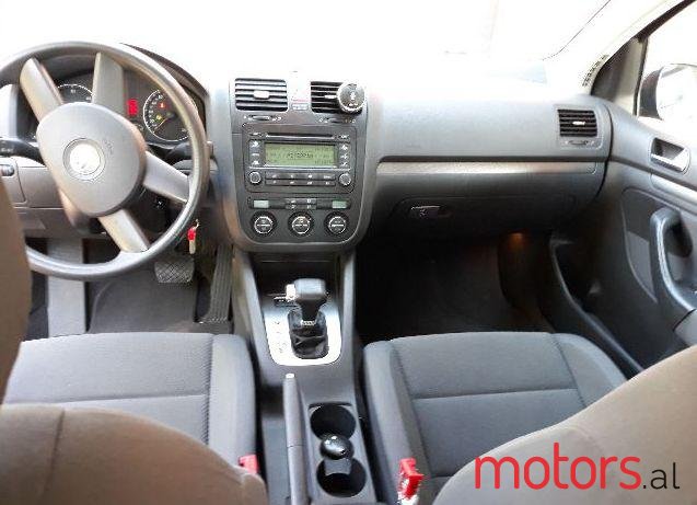 2004' Volkswagen Golf photo #1