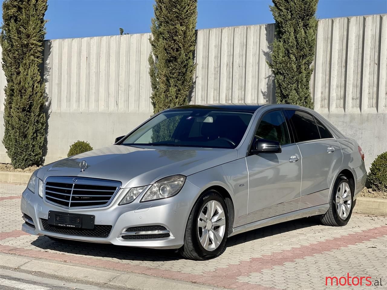 2011' Mercedes-Benz E 220 photo #1