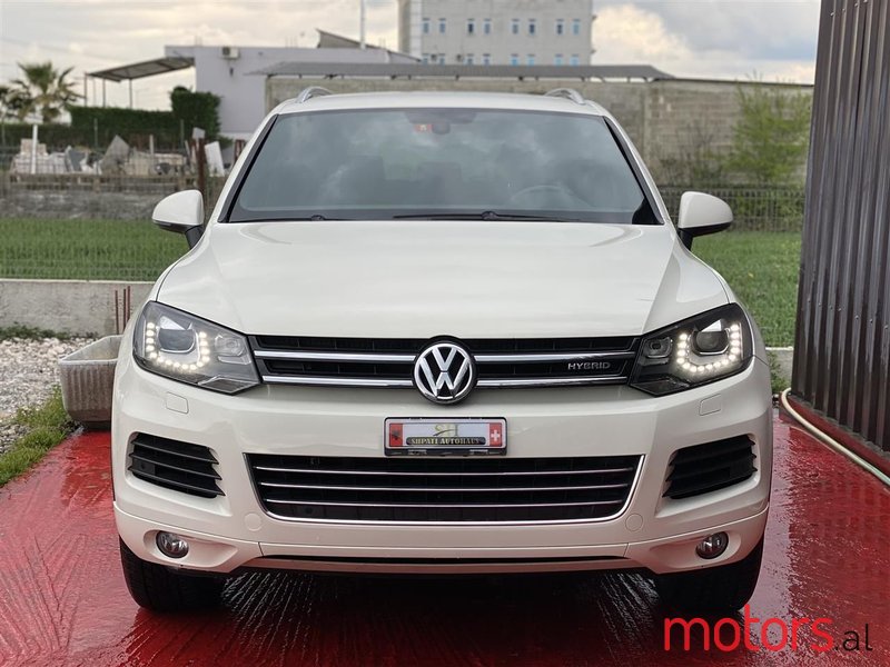 2011' Volkswagen Touareg photo #2