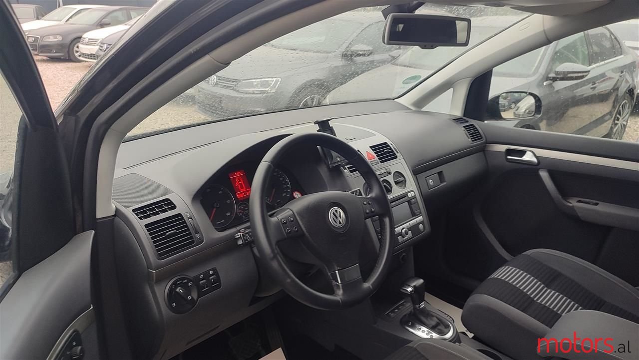 2008' Volkswagen Touran photo #3