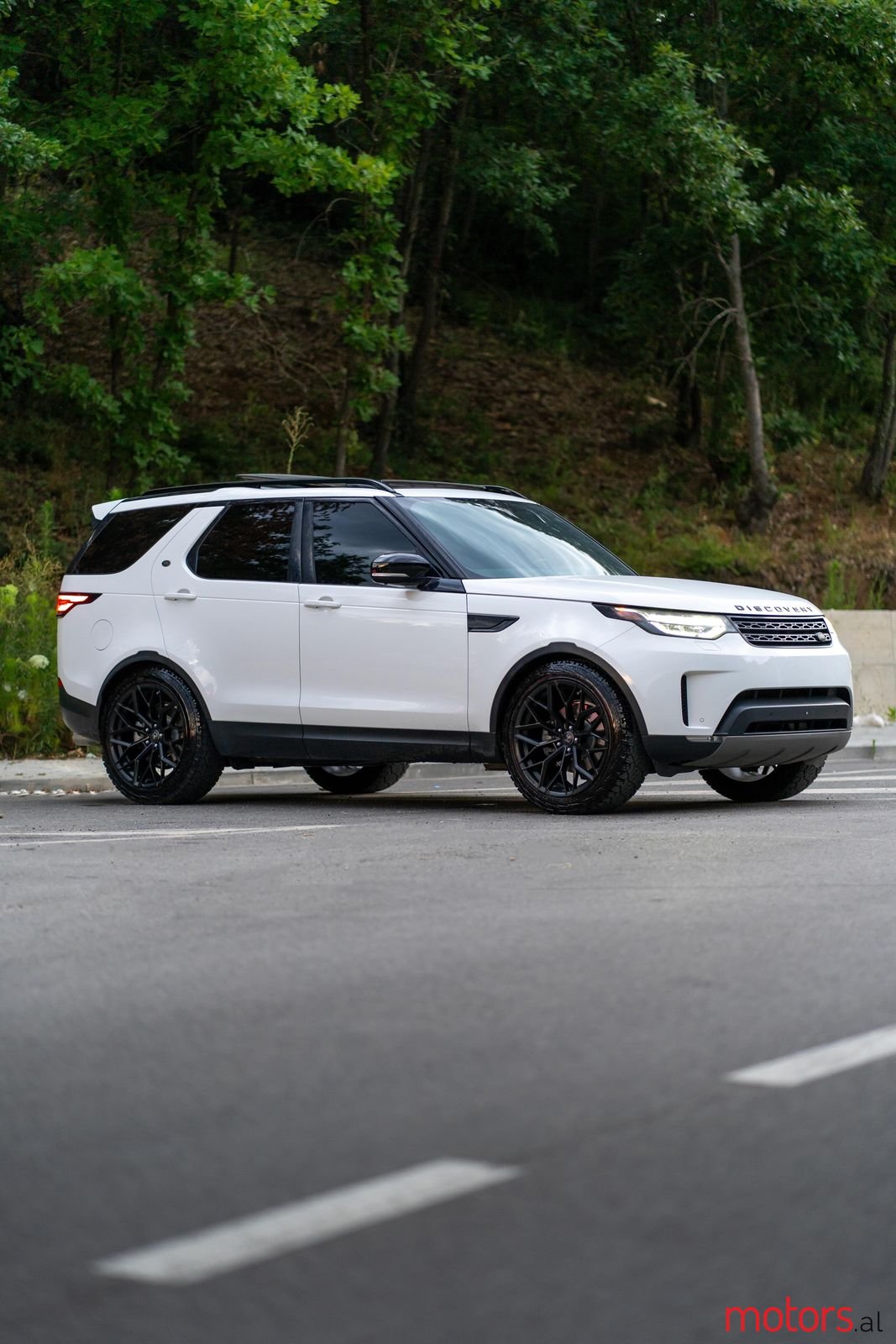 2018' Land Rover Discovery photo #1