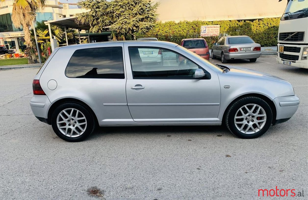 2001' Volkswagen Golf photo #1