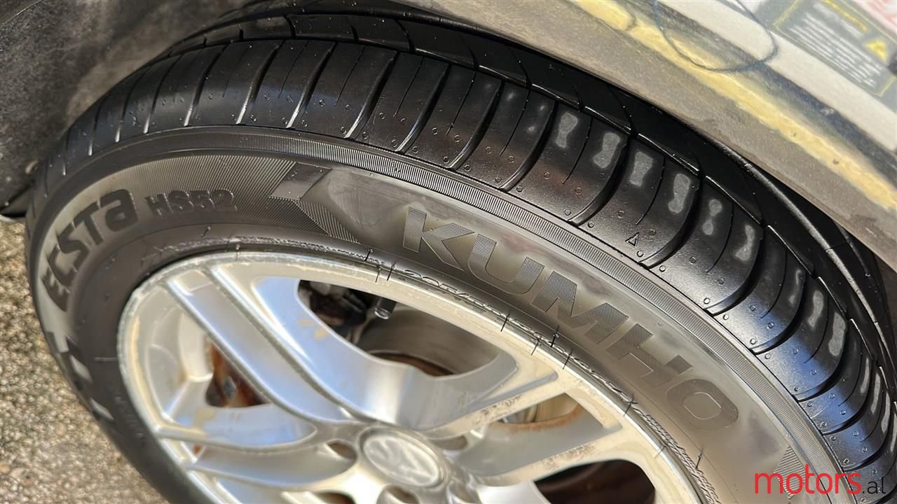 2008' Volkswagen Golf photo #5