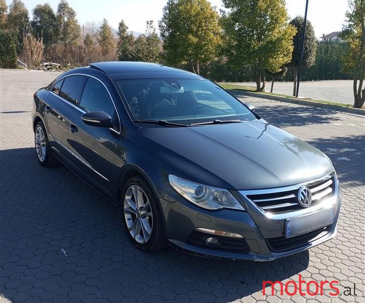 2010' Volkswagen Passat photo #2