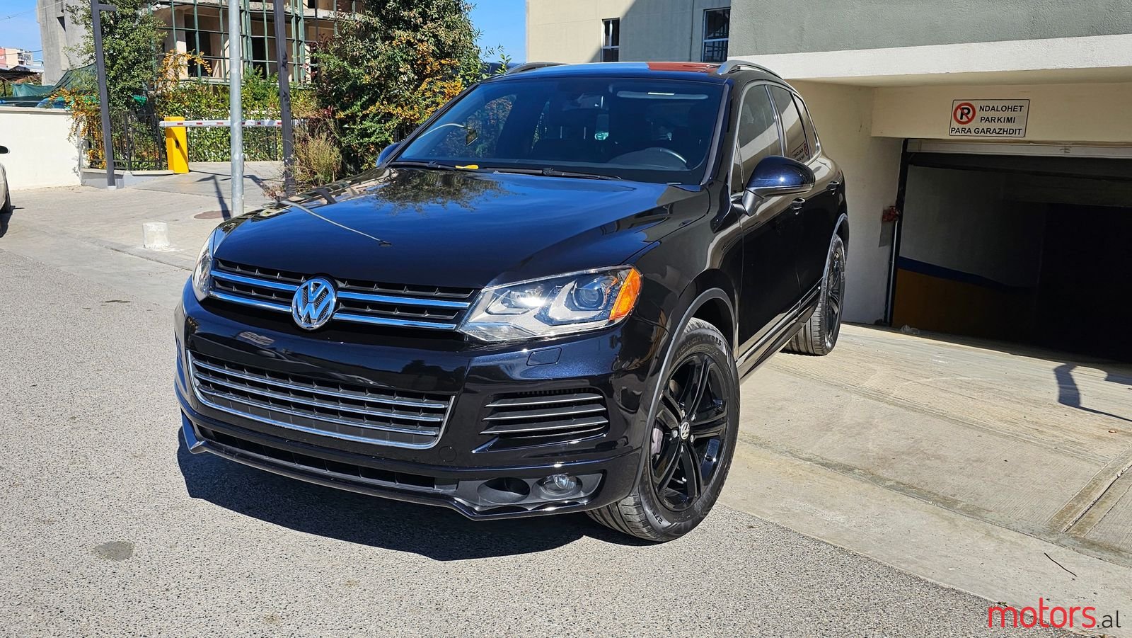 2014' Volkswagen Touareg photo #2