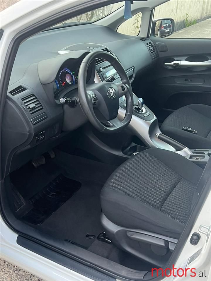 2011' Toyota Auris photo #6