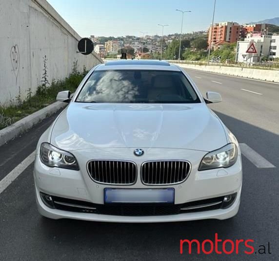 2011' BMW 528 photo #1