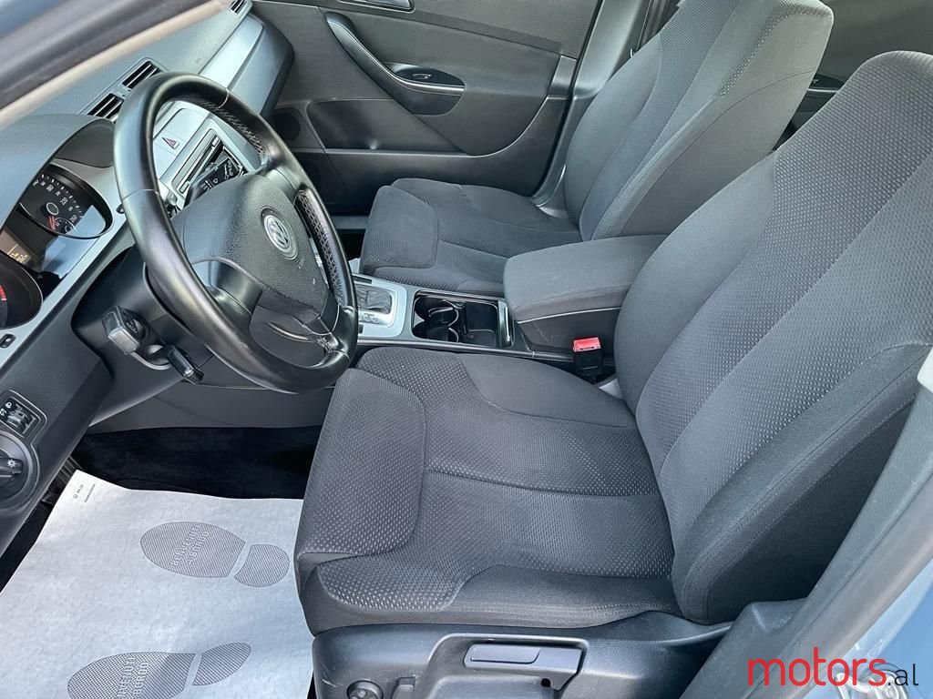 2009' Volkswagen Passat photo #5