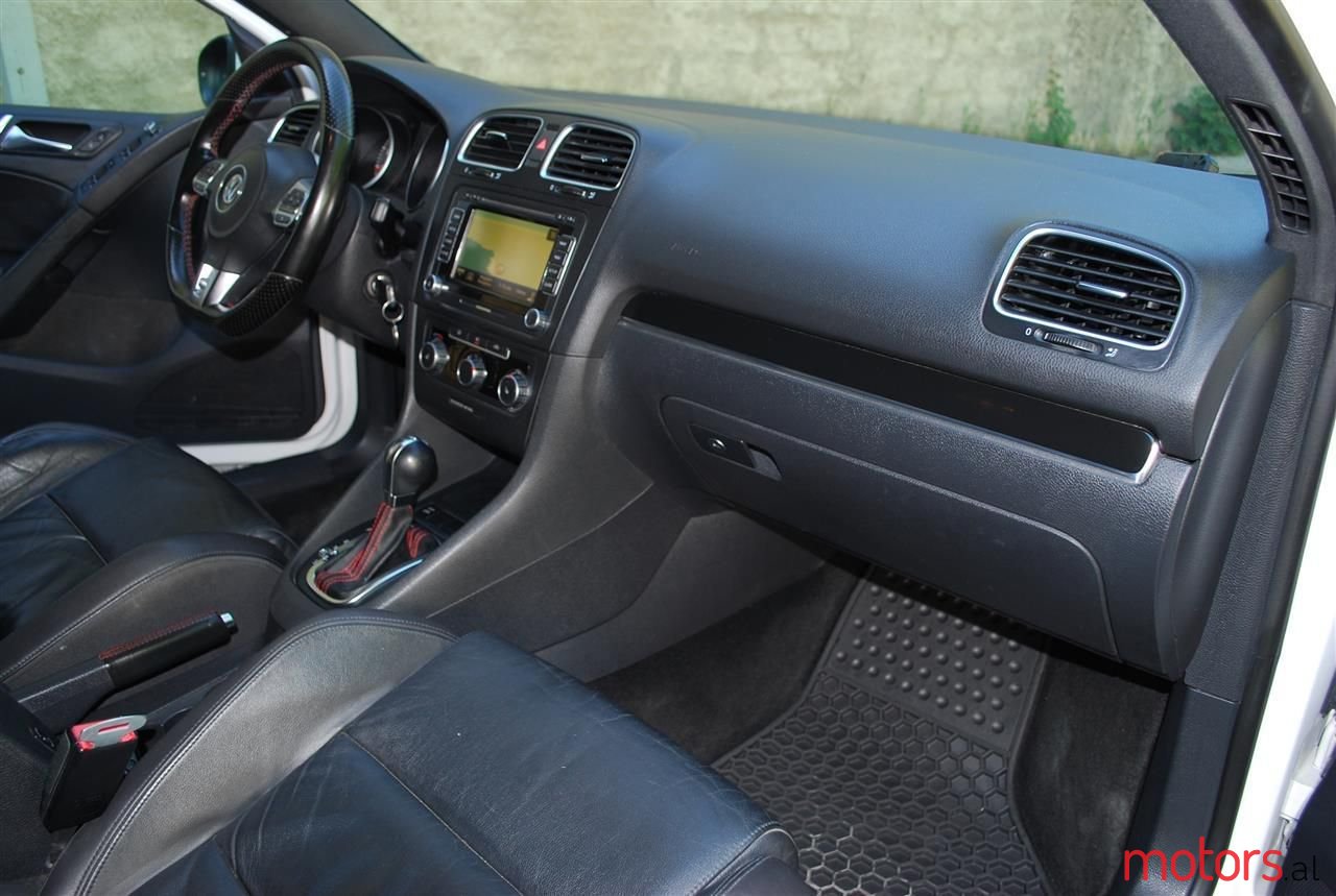 2010' Volkswagen Golf photo #2