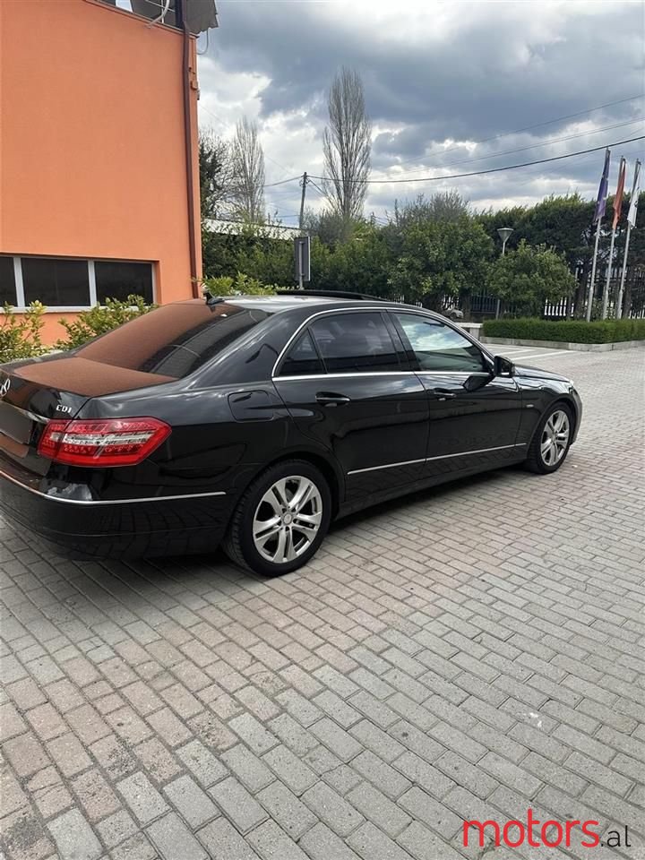 2011' Mercedes-Benz E 220 photo #6