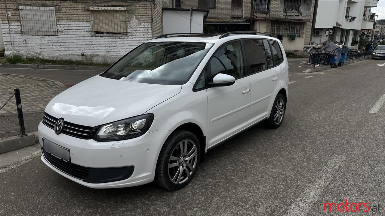 2011' Volkswagen Touran photo #1