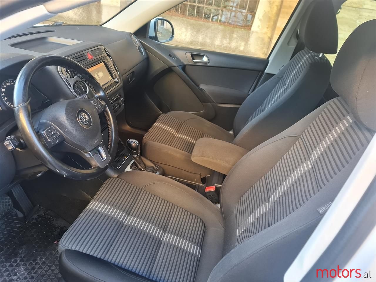 2011' Volkswagen Tiguan photo #2