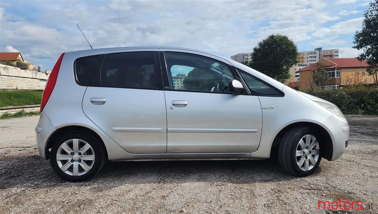 2007' Mitsubishi Colt photo #2