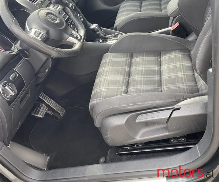 2011' Volkswagen Golf photo #4