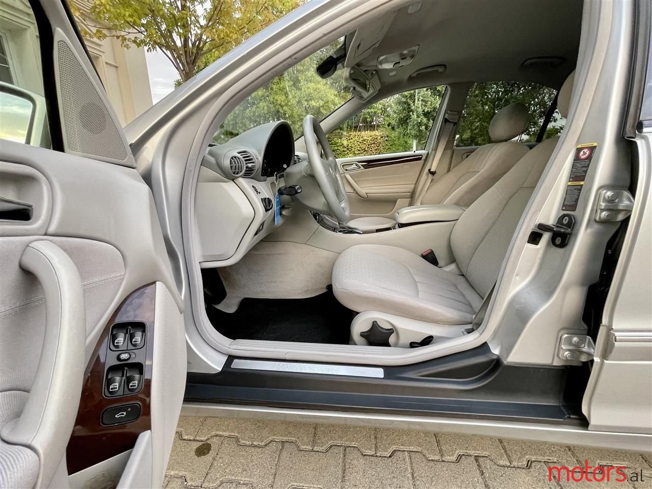 2004' Mercedes-Benz C 220 photo #3