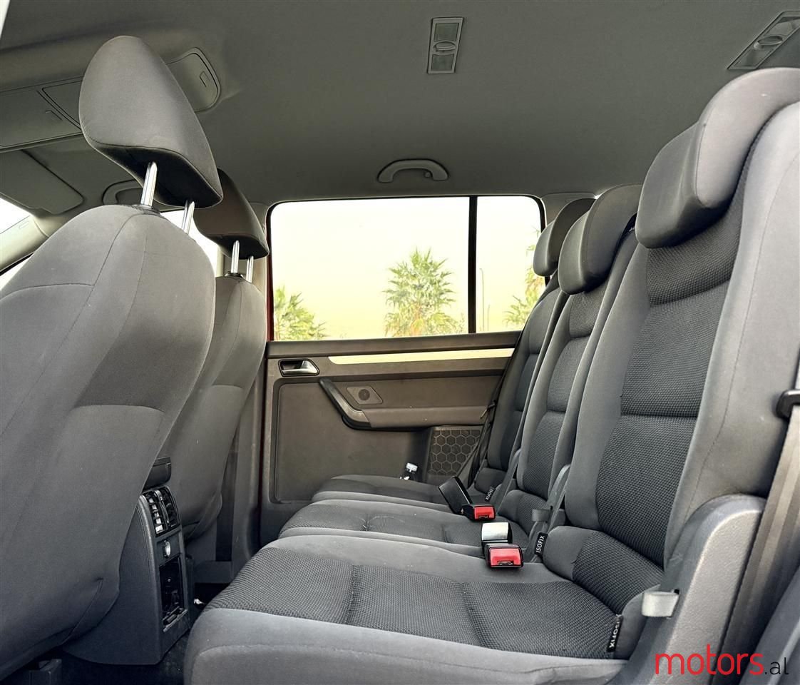 2012' Volkswagen Touran photo #4