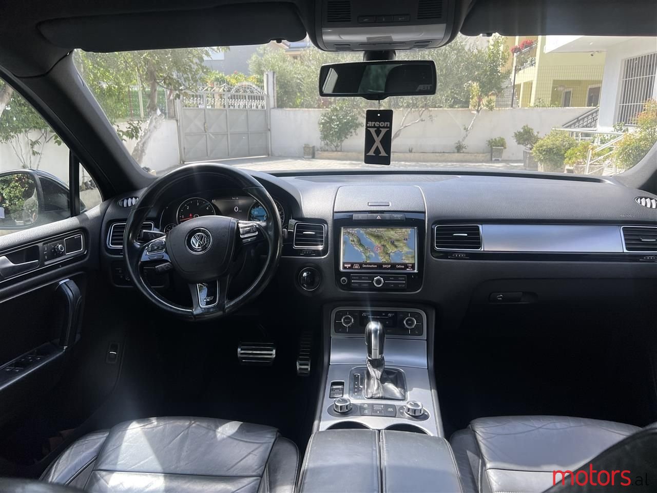 2011' Volkswagen Touareg photo #6