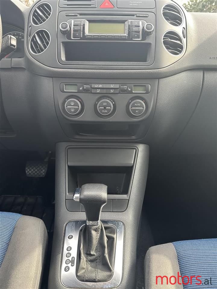 2008' Volkswagen Golf photo #5