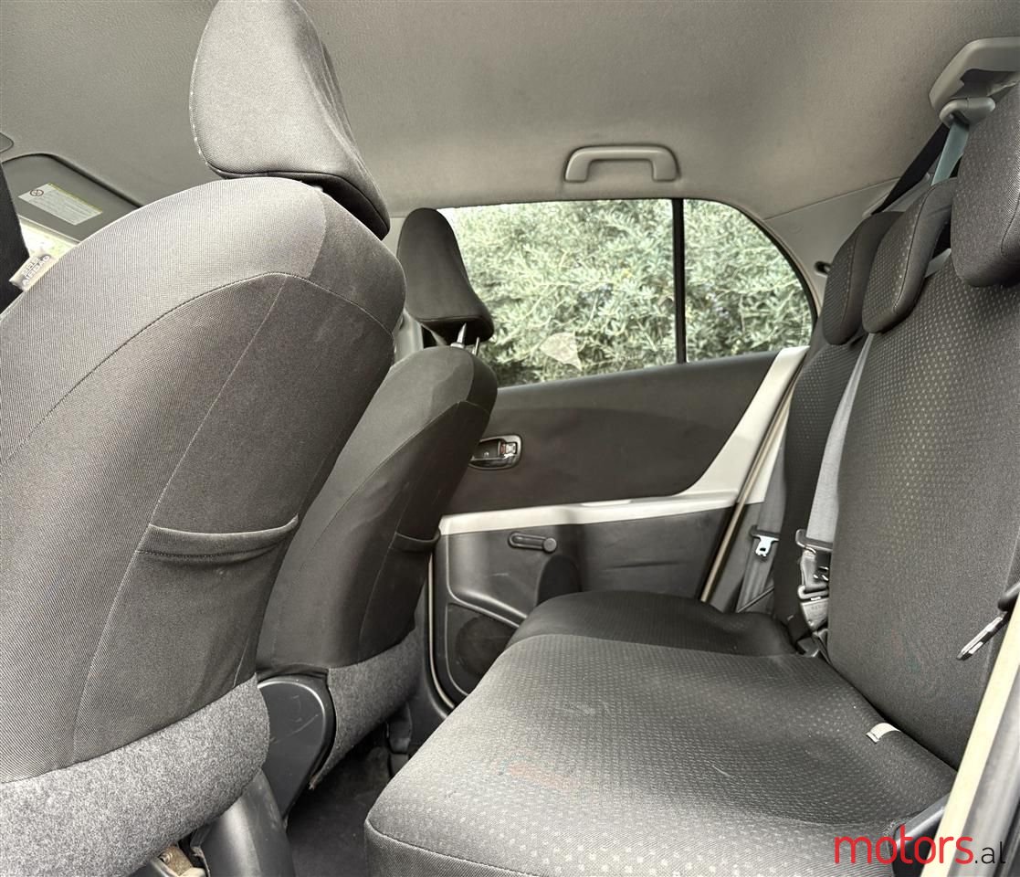 2012' Toyota Yaris photo #2