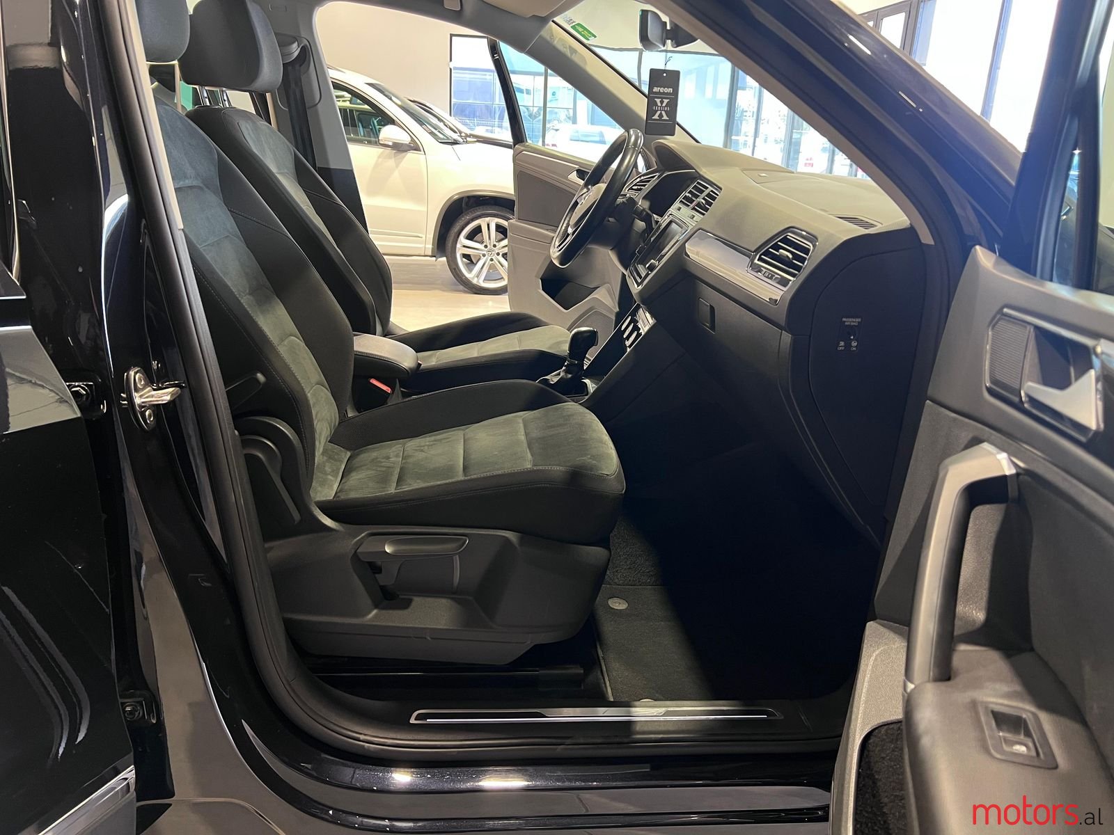 2016' Volkswagen Tiguan photo #6