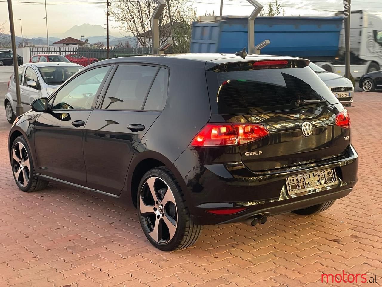 2015' Volkswagen Golf photo #5