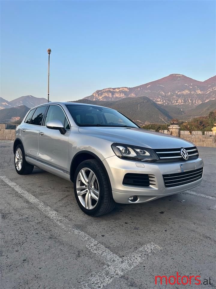 2013' Volkswagen Touareg photo #2