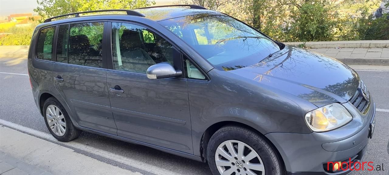 2004' Volkswagen Touran photo #5