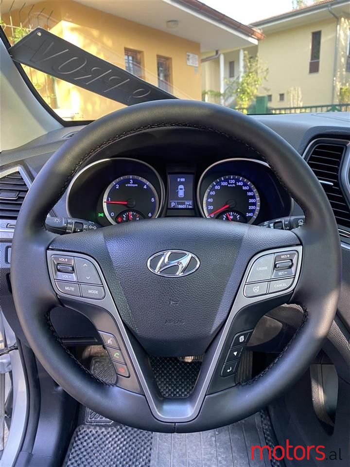 2012' Hyundai Santa Fe photo #2