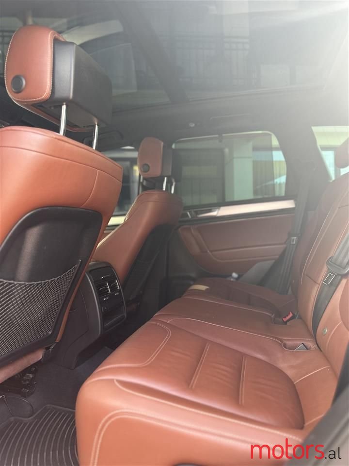 2016' Volkswagen Touareg photo #6
