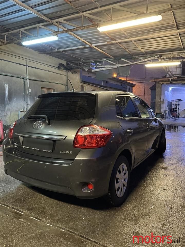 2011' Toyota Auris photo #6